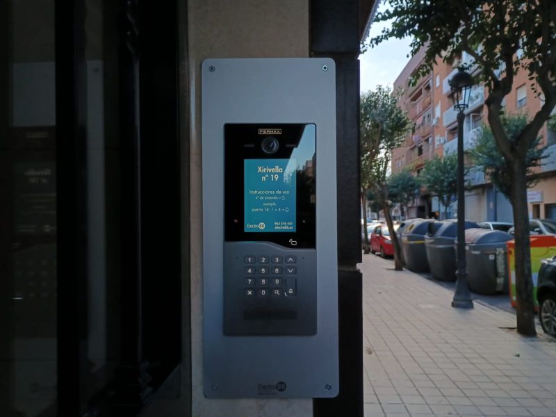 Nueva placa Cora instalada con labores de albañilería incluídos