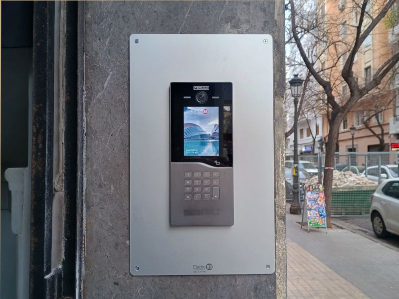 Nueva instalación de videoportero Fermax en la calle Burriana de Valencia