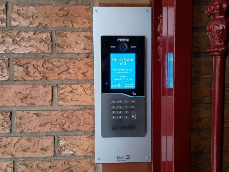 Mock up de ejemplo de la Placa Cora de Fermax para Xirivella