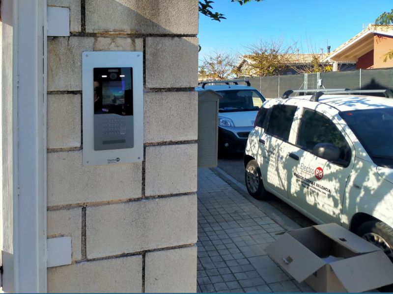 Instalación en Riba-roja de Túria de placa Cora